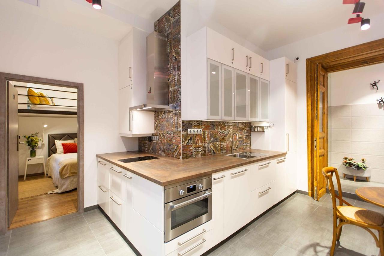 Premium Rooms By Hi5 - Style At The Comedy Theater Budapest Ngoại thất bức ảnh