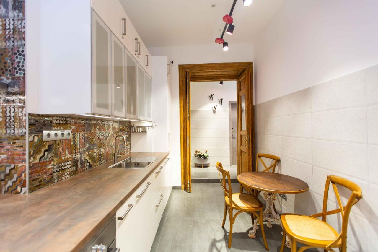 Premium Rooms By Hi5 - Style At The Comedy Theater Budapest Ngoại thất bức ảnh