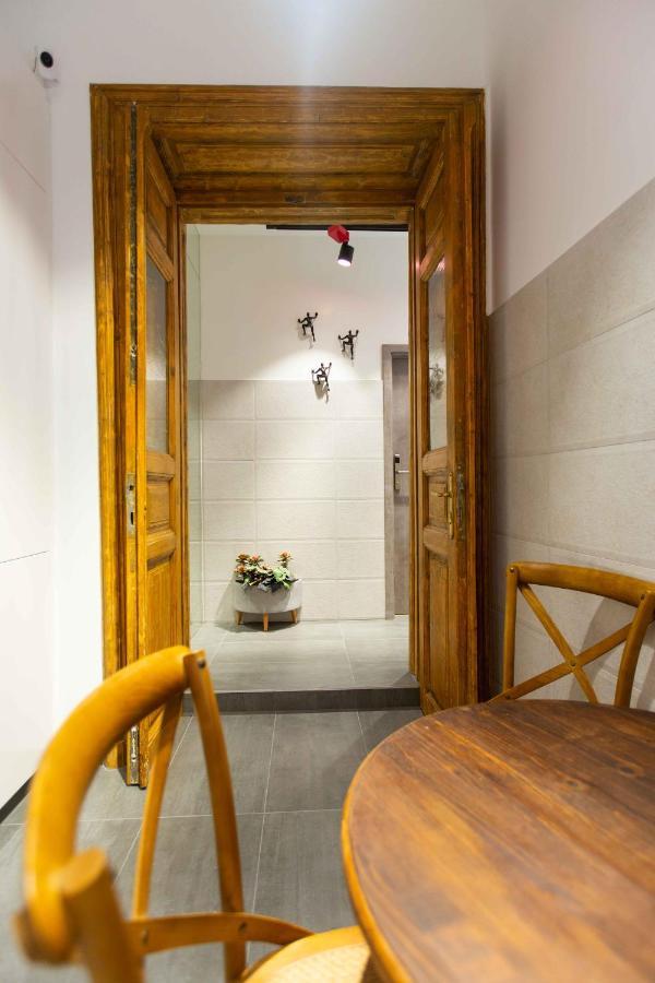 Premium Rooms By Hi5 - Style At The Comedy Theater Budapest Ngoại thất bức ảnh